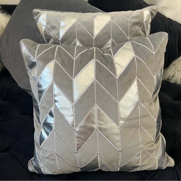 Home Decor Set Square Accent Pillows Gray Silver Velvet Cushions 18x18 - Picture 3 of 9
